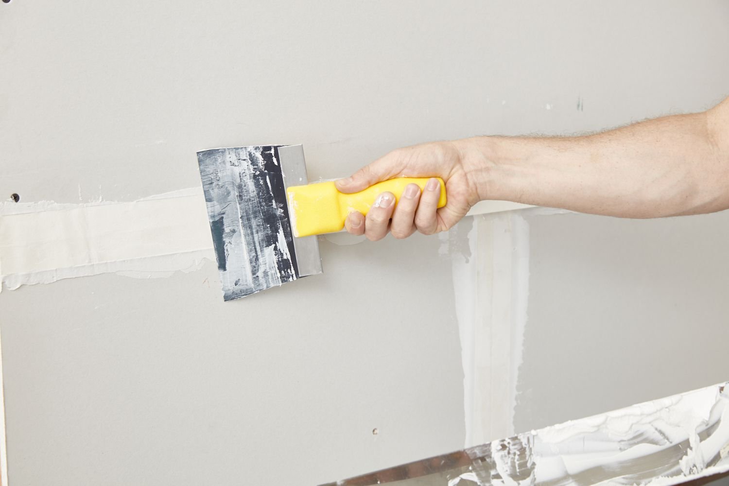drywall-finishing-1398230_02_paper_tape-15488bd121ff4c54a80375f984600589